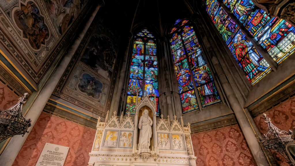 Die Buntglasfenster in der Votivkirche sind wunderschön und schaffen ein besondere Lichtstimmung.