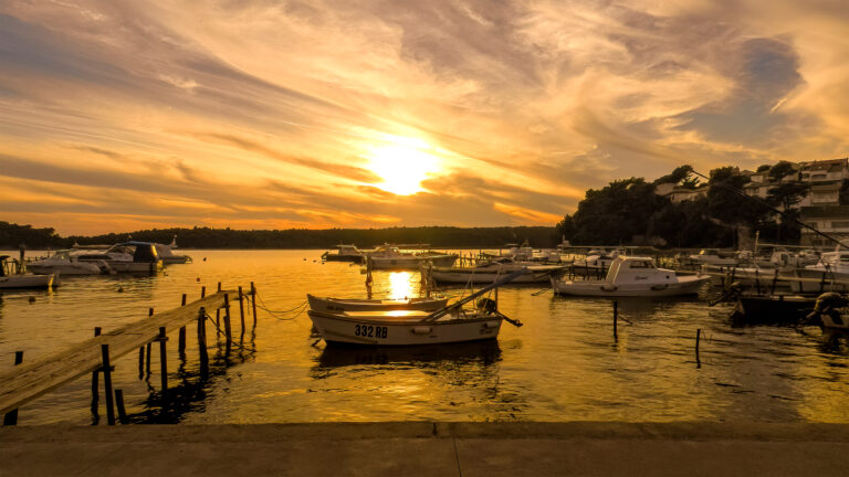Zauberhafte abendliche Lichtstimmungen sind auf der Insel Rab fast täglich zu erleben.