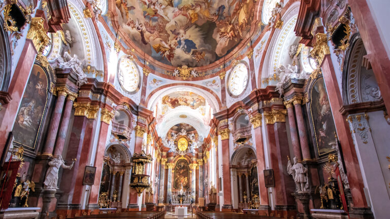 Die barocke Stiftskirche im Stift Altenburg im Waldviertel. Die barocke Pracht der Kirche ist schlicht überwältigend.